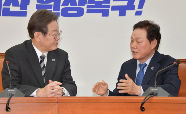 20일 국회를 방문한 박완수 경남도지사가 이재명 더불어민주당 대표를 만나 우주항공청 특별법의 조속한 처리를 위한 여야 합의를 요청하고 있다. 경남도 제공