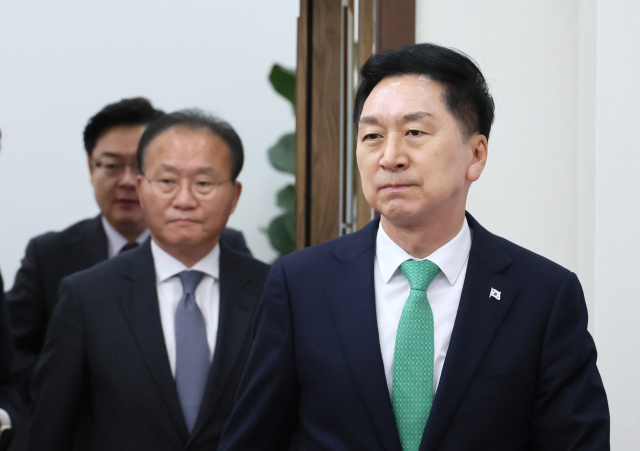 국민의힘 김기현 대표와 윤재옥 원내대표가 20일 국회에서 열린 최고위원회의에 참석하고 있다. 연합뉴스