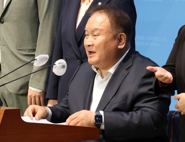 더불어민주당 이상민 의원이 지난 7일 국회에서 공직선거법 관련 기자회견을 하고 있다. 연합뉴스