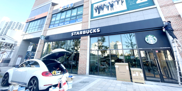 스타벅스 대구범어푸르지오점이 오는 22일 개점을 앞두고 내외부 공사를 하고 있다. 한소연 기자