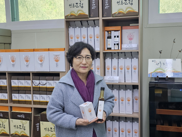조청을 만드는 기업인 따비온의 대표 이성옥 씨가 직접 만든 조청을 손에 들고 있다. 윤영민 기자