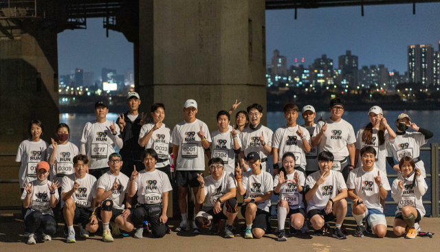 션의 번개런 제안에 모인 참가자들이 99RUN 미션 완료 후 기념촬영을 하고 있다. (사진= 삼양그룹 제공)