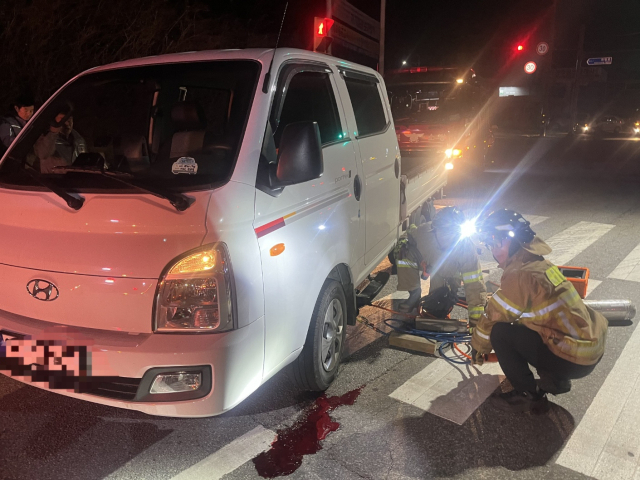 지난 20일 오후 6시5분쯤 상주시 화서면 한 교차로에서 70대 남성 A씨가 몰던 1t화물차가 횡단보도를 건너던 80대 여성 B씨를 들이받은 사고 현장. 경북소방본부 제공