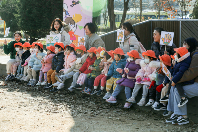 지난 14일 오전 강원 춘천시 의암공원에서 진심어린이집 원아들과 보육교사들이 아동학대 예방 캠페인에 참여하고 있다. 사진은 기사 내용과 관계 없음. 연합뉴스