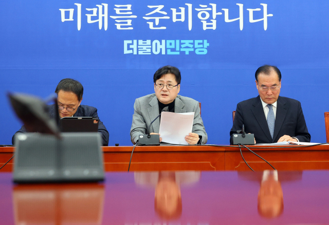 더불어민주당 홍익표 원내대표가 21일 국회에서 열린 원내대책회의에서 발언하고 있다. 연합뉴스