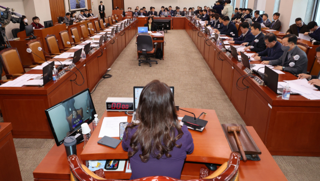 20일 국회 산업통상자원중소벤처기업위원회 전체회의가 여당 의원들이 불참한 채 열리고 있다. 연합뉴스