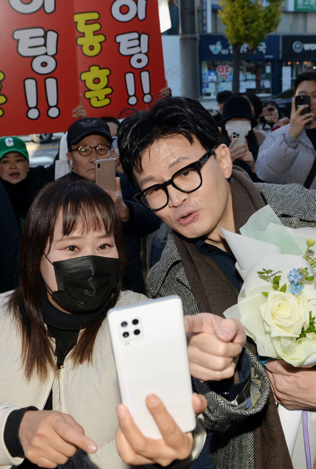 한동훈 법무부 장관이 21일 오전 대전 중구 한국어능력 평가센터 개소식에 참석하기 전 지지자와 기념사진을 찍고 있다. 연합뉴스