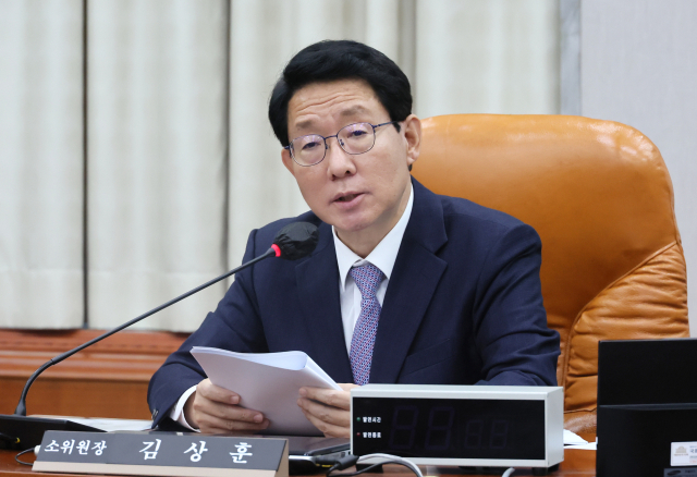 21일 국회에서 열린 정치개혁특별위원회 법안심사제2소위원회에서 김상훈 소위원장이 회의를 주재하고 있다. 연합뉴스