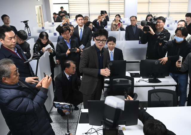 한동훈 법무부장관이 21일 오전 대전 중구 한국이민재단 대전 CBT 센터 평가실에서 한국어 능력 등 외국인 사회통합프로그램 평가를 위한 시스템을 시연하고 있다. 연합뉴스