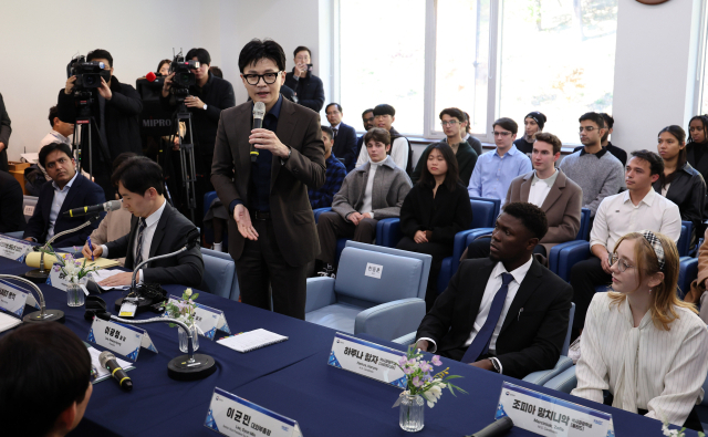 한동훈 법무부 장관이 21일 오후 대전 한국과학기술원(KAIST)을 방문해 과학기술 우수인재 비자 제도 관련 내용을 유학생들에게 설명하고 있다. 연합뉴스