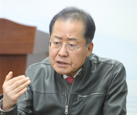 홍준표 대구시장이 21일 시청 동인청사에서 열린 기자간담회에서