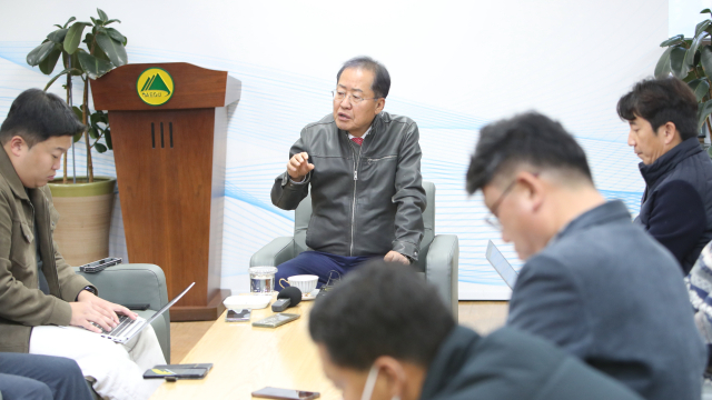 홍준표 대구시장이 21일 시청 동인청사에서 열린 기자간담회에서 