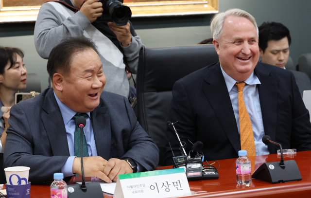 국민의힘 인요한 혁신위원장과 더불어민주당 이상민 의원이 21일 오후 대전 한국과학기술원(KAIST)에서 만나 인사하고 있다. 이 의원은 이날 국민의힘 혁신위 강연자로 나섰다. 연합뉴스