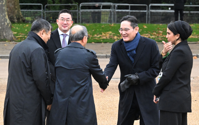 윤석열 대통령이 영국을 국빈 방문한 가운데 21일(현지시간) 런던 호스가즈 광장에서 열린 공식환영식에 이재용 삼성전자 회장, 구광모 LG 회장 등이 참석자들과 인사하고 있다. 연합뉴스