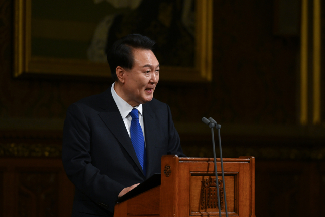 영국을 국빈 방문 중인 윤석열 대통령이 21일(현지시간) 런던의 의회인 웨스트민스터궁 로열 갤러리에서 연설하고 있다. 연합뉴스