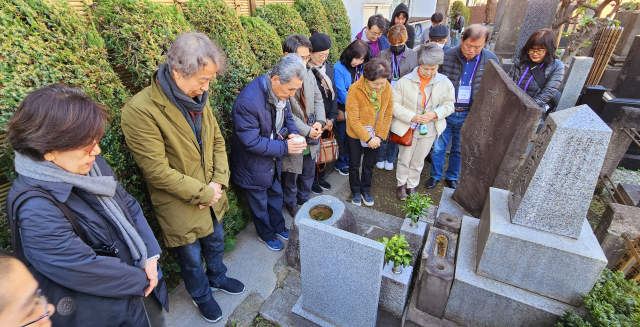 일본 도쿄 육사문학제 참가단들이 22일 조선 독립운동가들의 변호를 맡았던 조선 민중의 벗 후세 다쓰지 변호사가 잠들어 있는 상재사를 찾아 추념하고 있다. 일본 도쿄에서 엄재진 기자