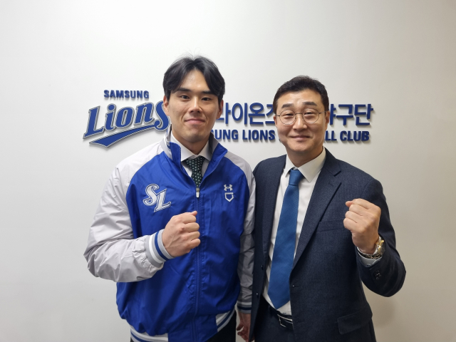 KBO 리그의 특급 마무리 투수 김재윤이 22일 삼성 라이온즈와 FA 계약을 맺었다. 왼쪽은 삼성의 이종열 단장. 삼성 제공