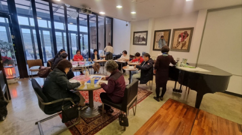 케어링, 요양보호사를 위한 미술 심리 치유 프로그램 진행