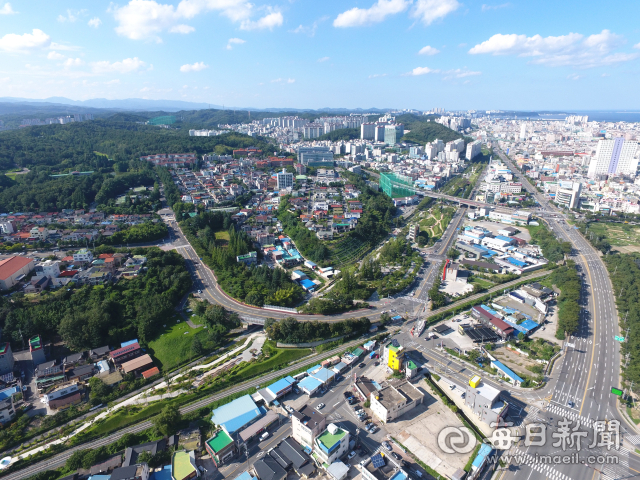포항 철길숲 전경. 폐철도 부지였던 이곳은 도심숲으로 재탄생하며 포항시민들에게 대표 여가 공간으로 사랑받고 있다. 포항시 제공