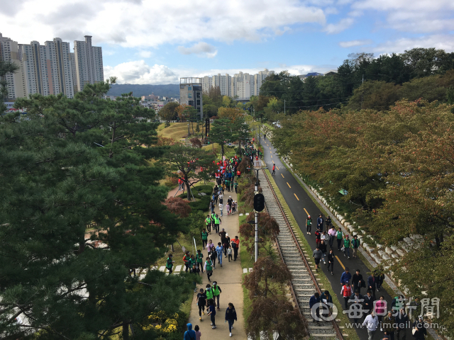 포항 철길숲을 따라 시민들이 산책을 하며 일상 속 작은 여유를 즐기고 있다. 포항시 제공