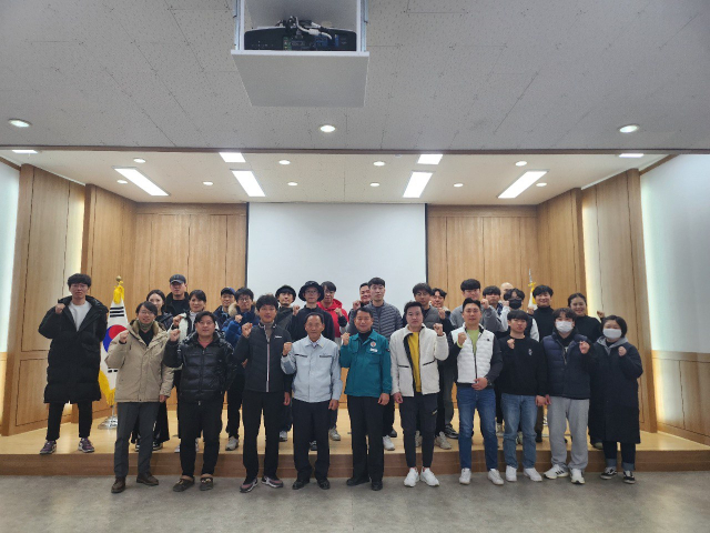 22일 예천군 청년농업인 영농정착지원사업 지원정책 설명회에 참석한 청년후계농들이 기념촬영을 하고 있다. 예천군 제공