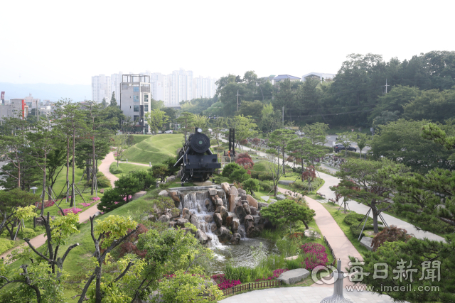 포항 철길숲에서 만날 수 있는 휴식공간. 폐철도 부지였던 것을 알리는 기차 조형물이 분수와 함께 아기자기한 재미를 선사한다. 포항시 제공