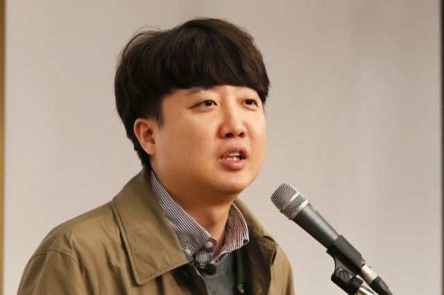 국민의힘 이준석 전 대표가 20일 국회 도서관에서 열린 하태경 의원의 출판기념회에서 축사를 하고 있다. 연합뉴스