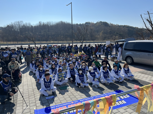 사단법인 경상북도장애인부모회는 22일 오전 11시부터 오후 1시까지 2시간 동안 경북도교육청 경학문 앞에서 