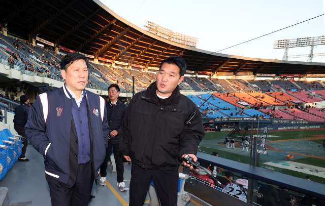 허구연 KBO 총재가 2023 KBO 한국시리즈 1차전 KT 위즈와 LG 트윈스의 경기가 열리는 서울 잠실야구장을 찾아 경기에 앞서 현장 안전 점검을 하고 있다. 연합뉴스