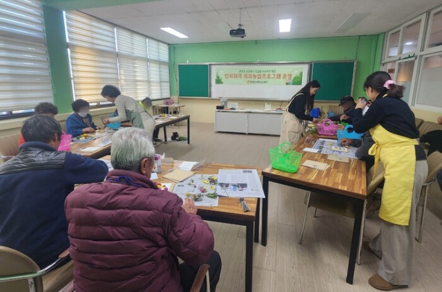 경남 창녕군이 치매안심센터에서 치매 고위험군의 인지기능 개선 활동을 위한 치유농업 프로그램을 20일부터 4주간 운영하고 있다. 창녕군 제공