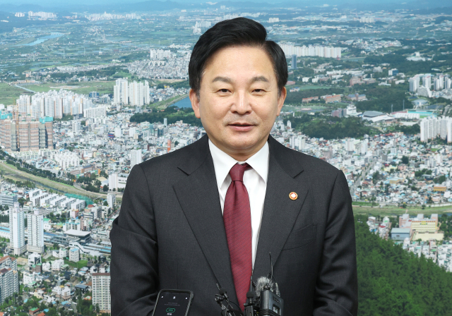 원희룡 국토교통부 장관이 22일 경북 경산시청에서 열린 영남권 교통·물류 허브도시 도약을 위한 주민 간담회에 앞서 기자들의 질문에 답하고 있다. 연합뉴스