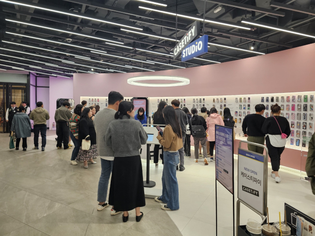 지난 10일 더현대 대구 지하 2층 케이스티파이 매장을 찾은 사람들로 백화점이 북적이고 있다. 정우태 기자