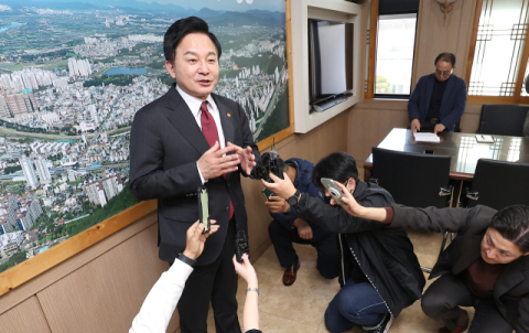 원희룡 국토교통부 장관이 22일 경북 경산시청에서 열린 영남권 교통·물류 허브도시 도약을 위한 주민 간담회에 앞서 기자들의 질문에 답하고 있다. 연합뉴스