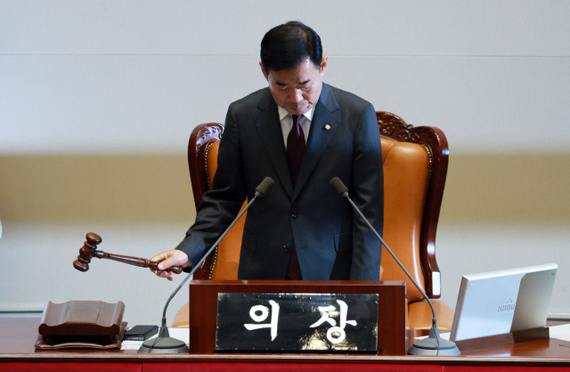 9일 국회에서 열린 본회의에서 김진표 국회의장이 의사봉을 두드리고 있다. 연합뉴스