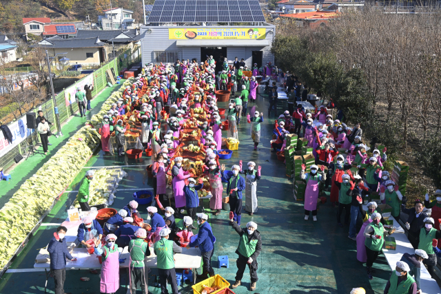 대구 달성군새마을회 회원 400여 명이 김치의 날인 22일 