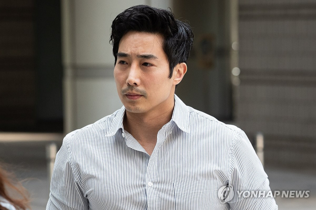 지난 3월 유튜버 이준희(활동명 구제역)를 폭행한 혐의를 받는 이근씨가 9월 11일 오전 서초구 서울중앙지방법원에서 열린 1차 공판에 출석하고 있다. 연합뉴스