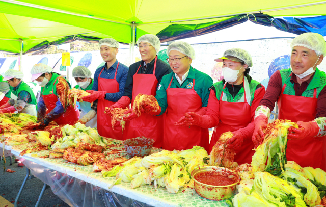울진군새마을회 김장담그기 행사. 울진군 제공