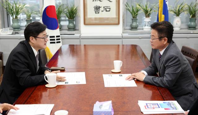 지난 22일 국회를 방문한 이철우 경북도지사가 홍익표 민주당 원내대표를 만나 원전 예산 삭감 복원과 관련해 면담을 하고 있다. 경북도 제공