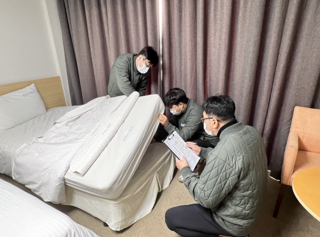 부산유스호스텔 아르피나 객실에서 관계자들이 빈대 방지 방역작업을 하고 있다. [사진=부산도시공사]