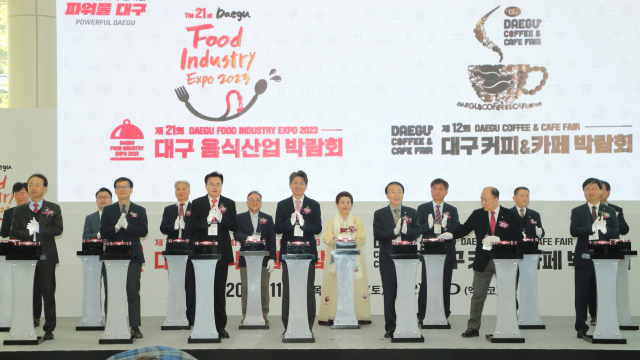 23일 대구 엑스코. 대구음식산업박람회와 커피＆카페박람회 개막식에 참석한 정장수 대구시 경제부시장을 비롯한 지역 경제계 인사들이 기념촬영을 하고 있다. 대구시 제공