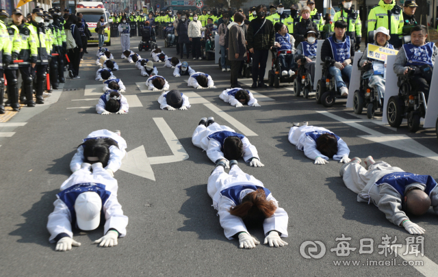 지난해 11월 23일 대구시청 동인청사 앞에서 전국장애인부모연대 대구지부, 함께하는장애인부모회 등 회원들이 발달장애인들의 자립생활권, 통합교육권, 노동권 보장 등을 촉구하는 집회를 열었다. 매일신문 DB