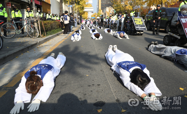 23일 대구시청 동인청사 앞에서 전국장애인부모연대 대구지부, 함께하는장애인부모회 등 회원들이 발달장애인들의 자립생활권, 통합교육권, 노동권 보장 등을 촉구하는 집회를 열고 장애인부모들이 반월당까지 오체투지 행진을 하고 있다. 성일권 기자 sungig@imaeil.com