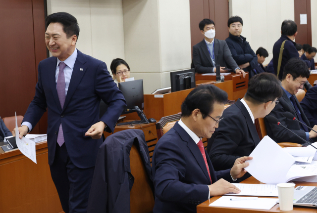 국민의힘 김기현 대표가 23일 국회에서 열린 행정안전위원회 전체회의에 잠시 참석했다가 퇴장하고 있다. 연합뉴스