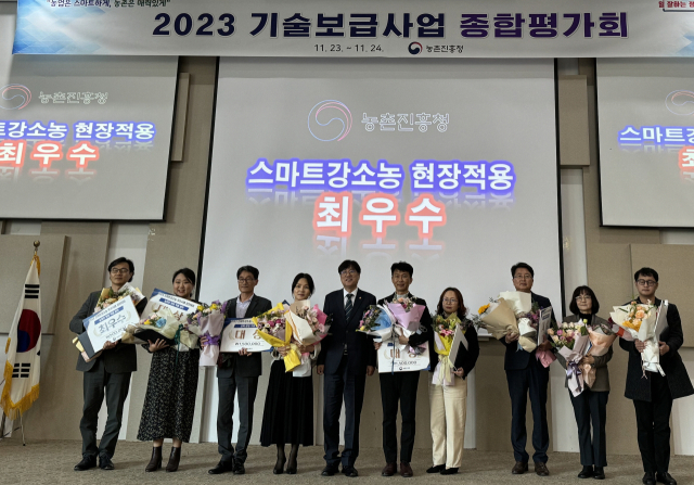 이성미(오른쪽 두 번째) 경주시 농업기술센터 농업기술과장이 23일 열린 농업기술보급혁신 우수사례 경진대회에서 대상을 수상한 뒤 수상자들과 기념촬영을 하고 있다. 경주시 제공