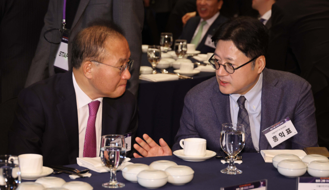 국민의힘 윤재옥 원내대표와 더불어민주당 홍익표 원내대표가 23일 서울 소공동 롯데호텔에서 열린 개국 29주년 MBN 보고대회에 참석해 대화하고 있다. 연합뉴스