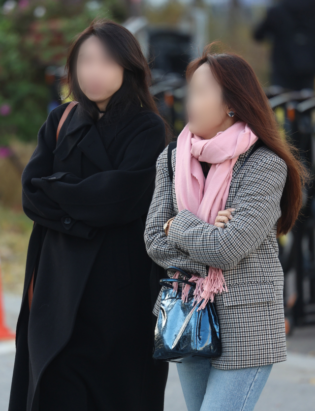 지난 20일 오전 서울 광화문 네거리에서 시민들이 팔짱을 끼고 걷고 있다. 자료사진. 연합뉴스