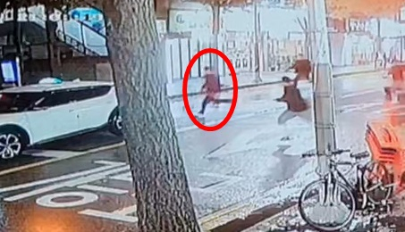 지난 4일 치료를 받다 도주한 탈주범이 경기 의정부시에서 검거됐다. 사진은 도주 사흘째인 6일 검거 직전 의정부시 가능동 일대에서 의정부경찰서 형사들에게 쫓기는 김길수의 모습. 연합뉴스