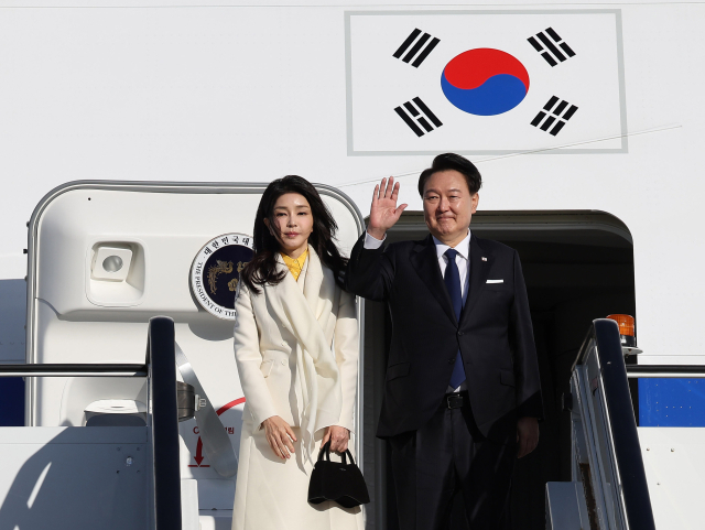 영국 국빈 방문을 마친 윤석열 대통령과 부인 김건희 여사가 23일(현지시간) 런던 스탠스테드 국제공항에서 프랑스 파리로 향하며 전용기인 공군 1호기에 올라 인사하고 있다. 연합뉴스