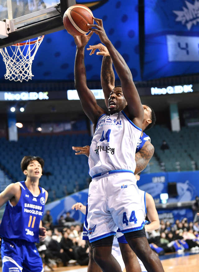 대구 한국가스공사 페가수스의 앤드류 니콜슨이 23일 서울에서 열린 KBL 서울 삼성 썬더스와의 경기에 출전, 리바운드 싸움을 벌이고 있다. KBL 제공