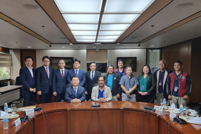 한국수자원공사는 23일 필리핀에서 윤석대 사장(사진 앞줄 왼쪽)과 필리핀전력공사 페르난도 마틴 로하스 사장(Fernando Martin Y Roxas(사진 앞줄 오른쪽))과의 대표 회의를 통해, 신규 수력 및 조력 발전 등 재생에너지 사업과 댐 안전관리, 댐 저수지 운영, 역량강화 교육 등 양 기관 협력을 추진하기로 했다. 사진=한국수자원공사 제공